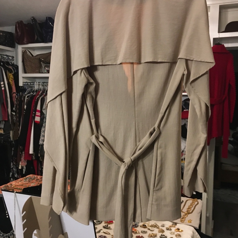 Halston Light Weight Early Fall Jacket.Classic An… - image 2